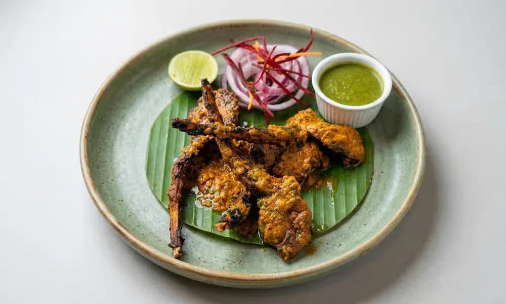 Tandoori Masaledar Lamb chops served with onion, lemon, and chutney.